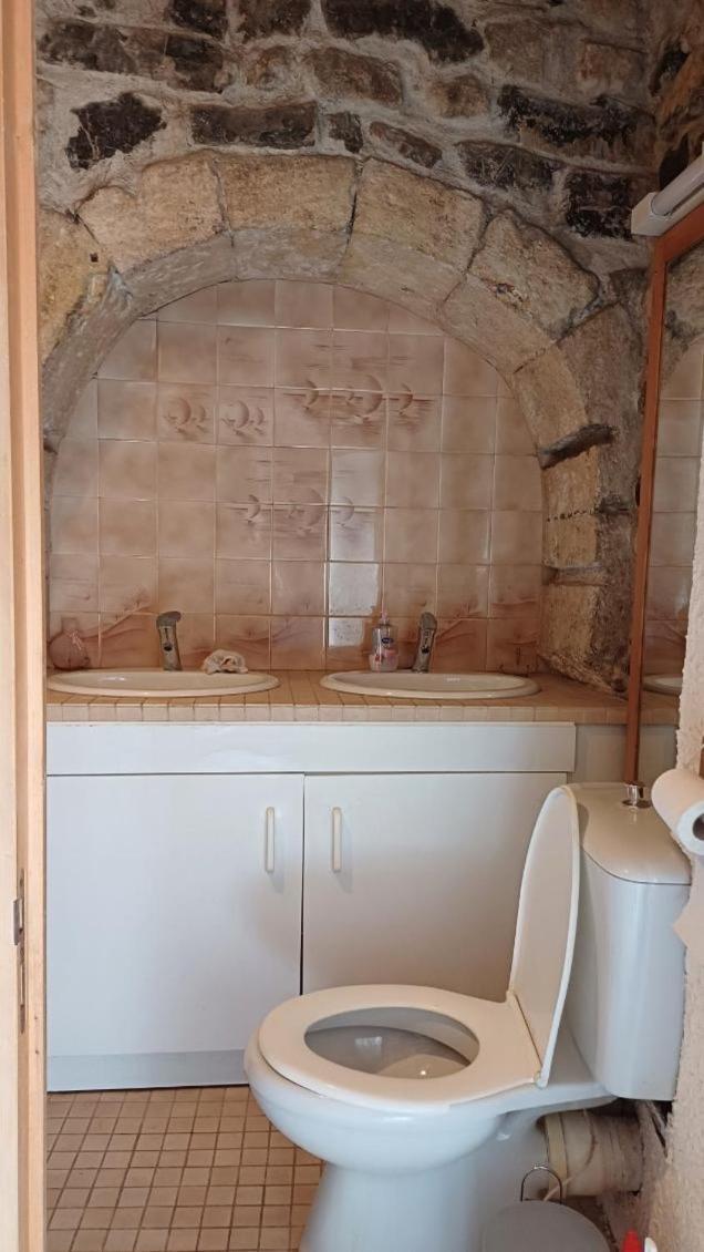 Appartement Chaleureux Dans Une Maison En Pierre Mireval Экстерьер фото